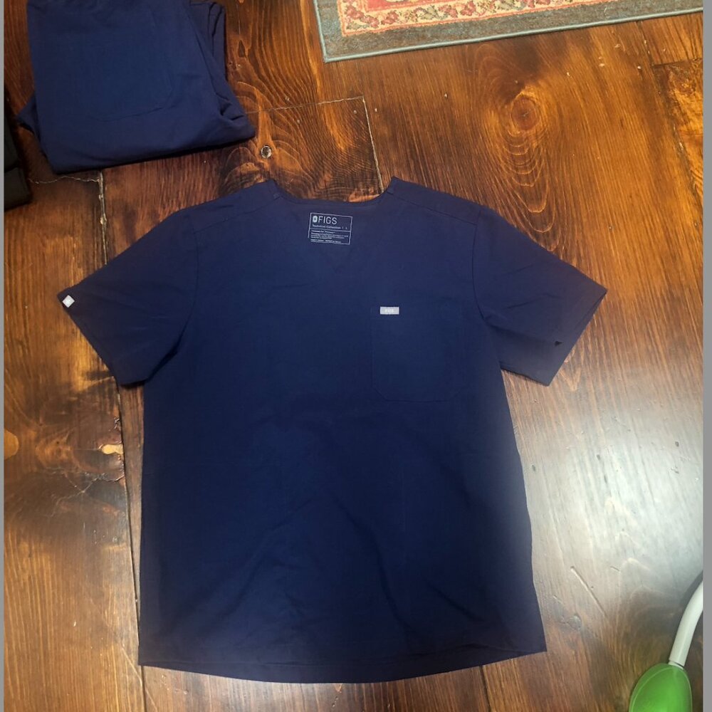 Figs Mens Chisec Three Pocket Scrub Top Navy L